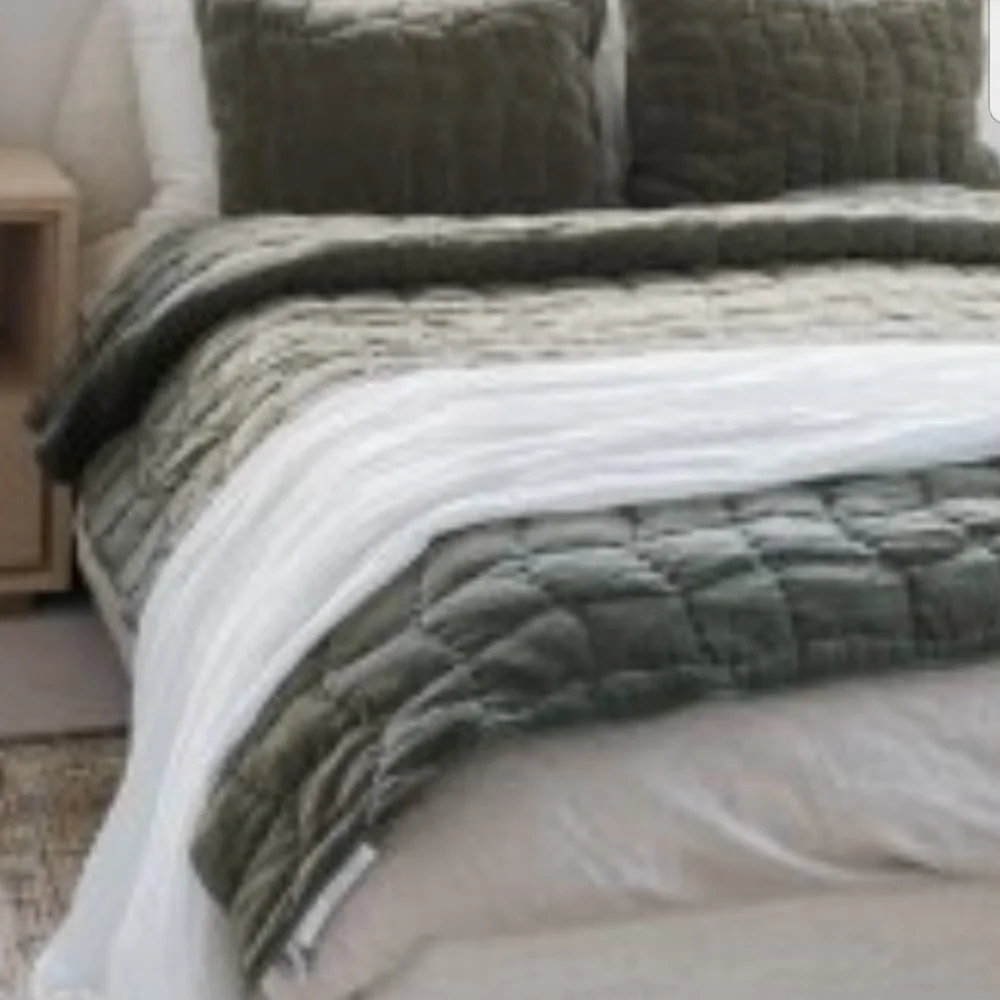 Pottery Barn Cozy Cloud Quilt - NWT- Hunter Green - Picture 2 of 7